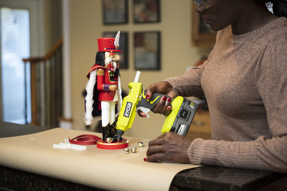 Ryobi Glue Gun P305 with Charger & Lithium-ion battery P163 18-Volt ONE+  2.0 Ah battery and charger