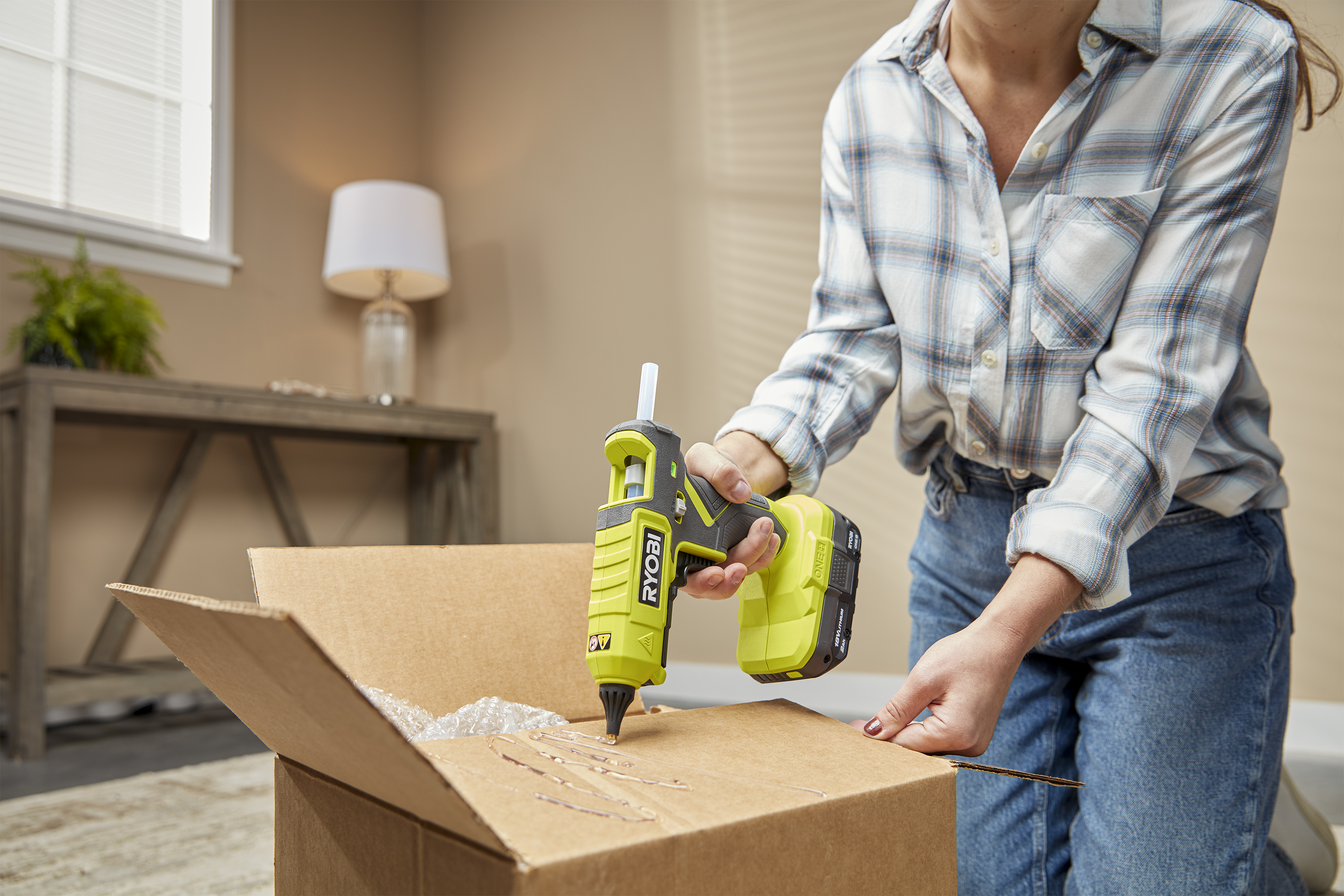 Ryobi P305 One+ 18V Lithium Ion Cordless Hot Glue Gun w/ 3  Multipurpose Glue Sticks (Battery Not Included / Power Tool Only) : Tools &  Home Improvement