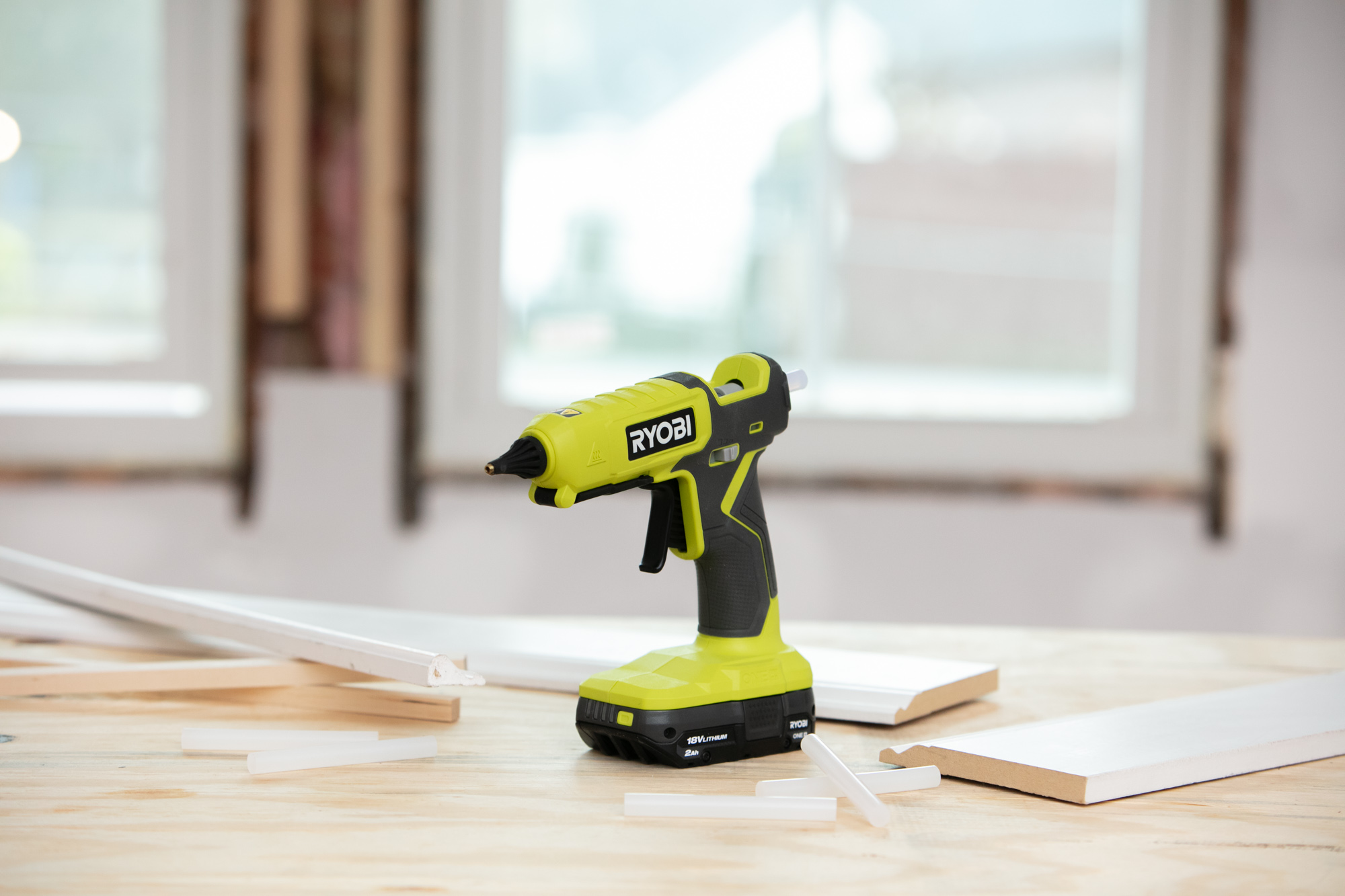  Ryobi Cordless Full Size Glue Gun Kit with 1.5 Ah Battery, 18V  Charger, and (3) 1/2 in. Glue Sticks : Tools & Home Improvement