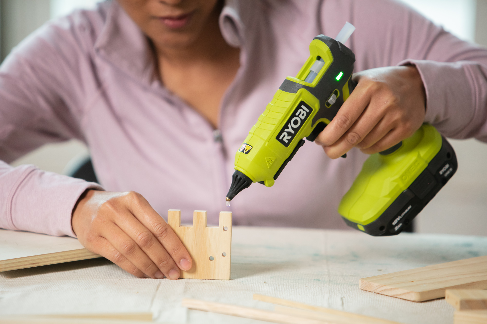 Ryobi 18V ONE+ (ONLY BODY) hot glue gun battery powered with dual  temperature 403/473K (130/200°C). Integrated LED. Compatible with 0.43  (11mm) and