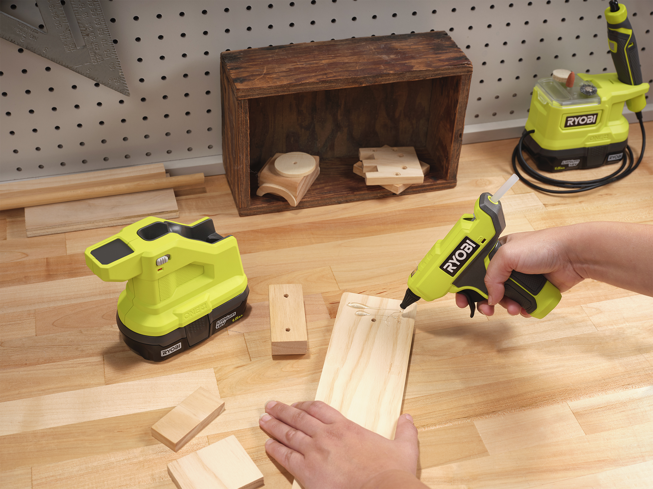  Ryobi 18-Volt ONE+ Cordless Full Size Glue Gun with Charger and  18-Volt ONE+ Lithium-Ion Battery (Bundle) : Tools & Home Improvement