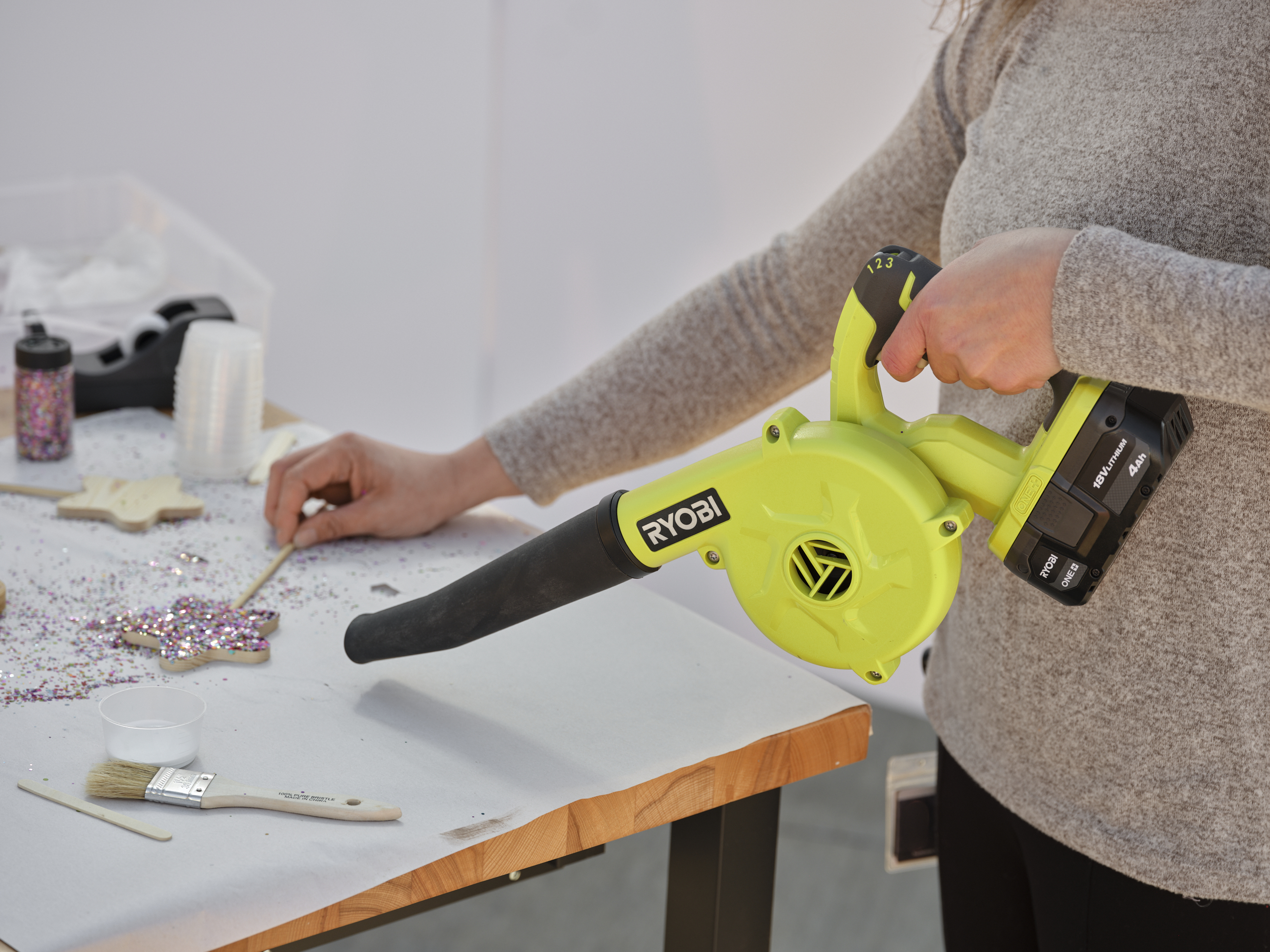 Ryobi Pistola de pegamento P305 con cargador y batería de iones de litio  P163 de 18 voltios ONE+ batería y cargador de 2.0 Ah