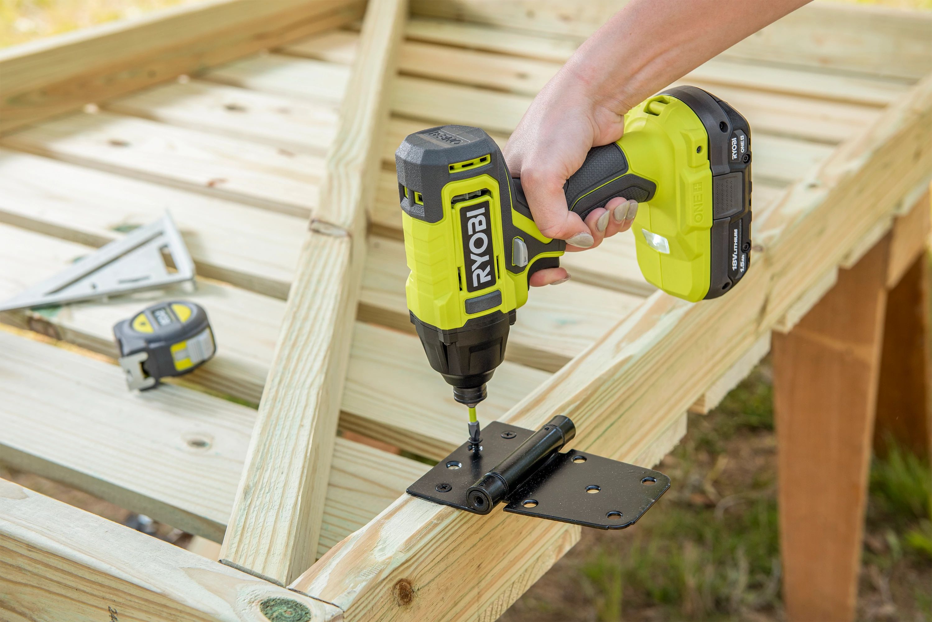 RYOBI ONE+ PCL1600K2 Kit combinado inalámbrico de 6 herramientas de 18 V  con batería de 1.5 Ah, batería de 4.0 Ah y cargador