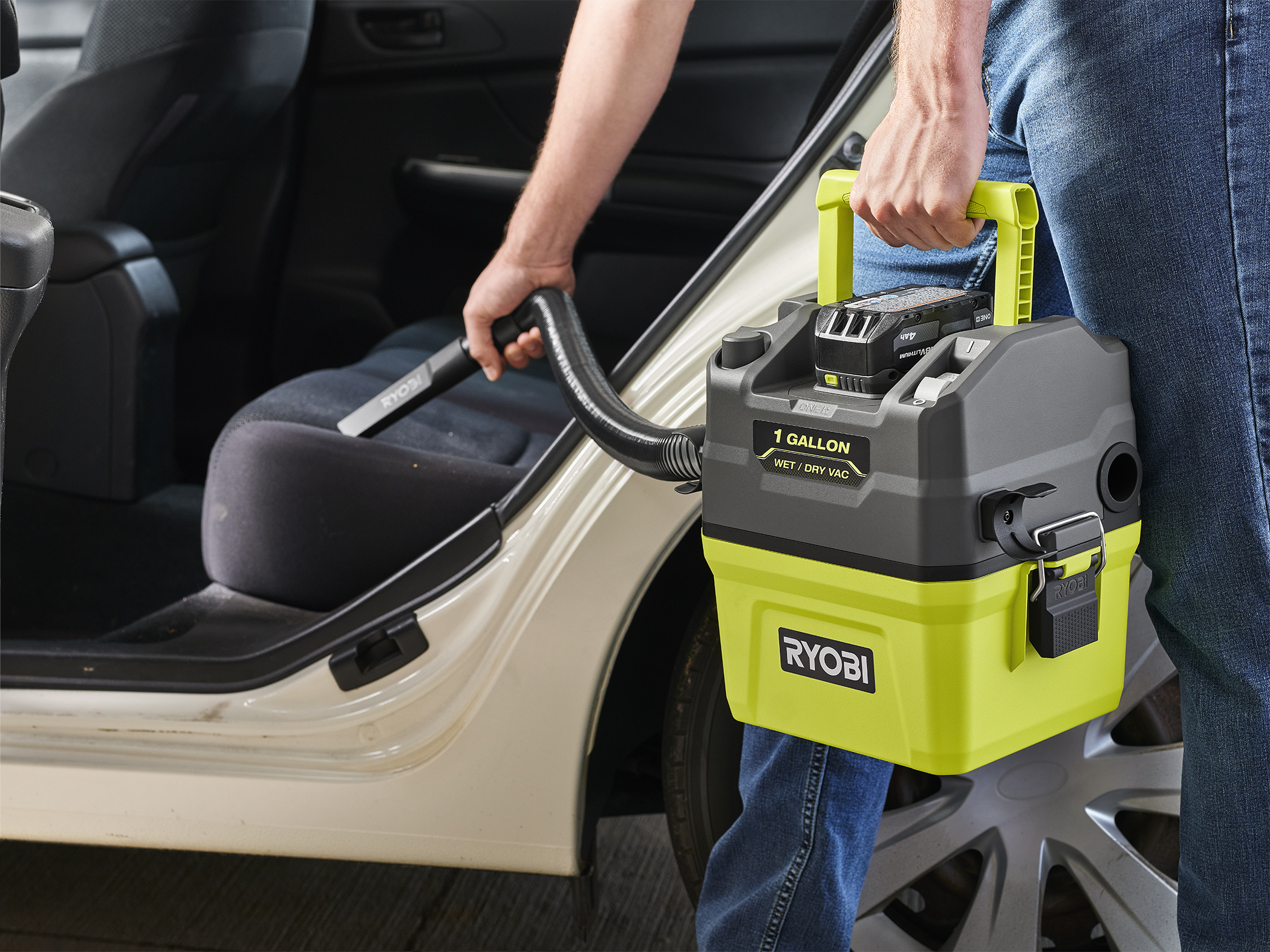 RYOBI 18V ONE+ 4-Litre Wet & Dry Vac (RWD184) in action 