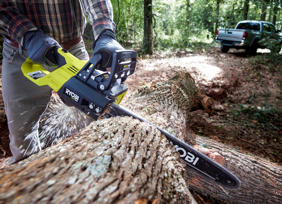 Adjustable Automatic Oiler Keeps the Chain Consistently Lubricated 