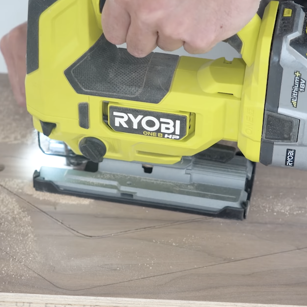 Cutting out wood with the jigsaw