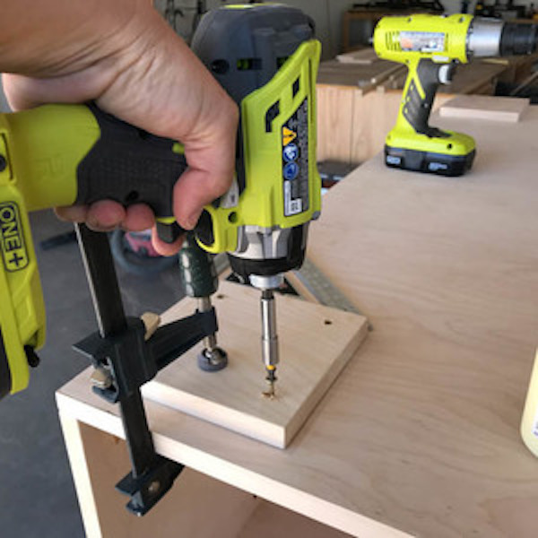 Attaching table feet