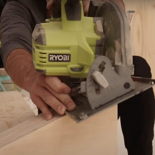 Adjusting circular saw 